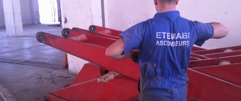 Travaux de réparation du l'élevateur hydraulique a ciseaux 